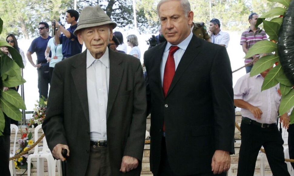 Izraelio premjeras Benjaminas Netanyahu (dešinėje) su tėvu istoriku Benzionu