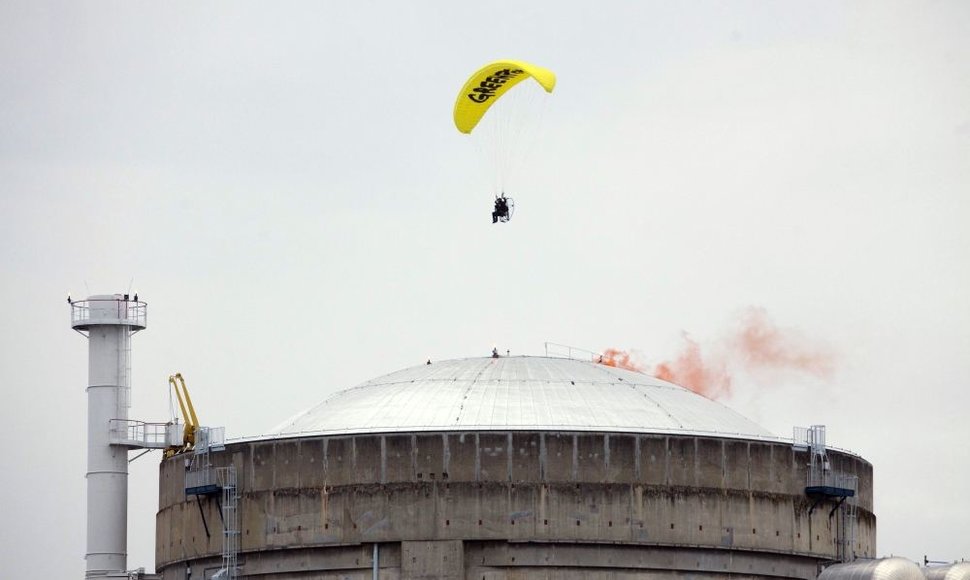 Prancūzijoje „Greenpeace“ aktyvistas įskrido į atominės elektrinės teritoriją