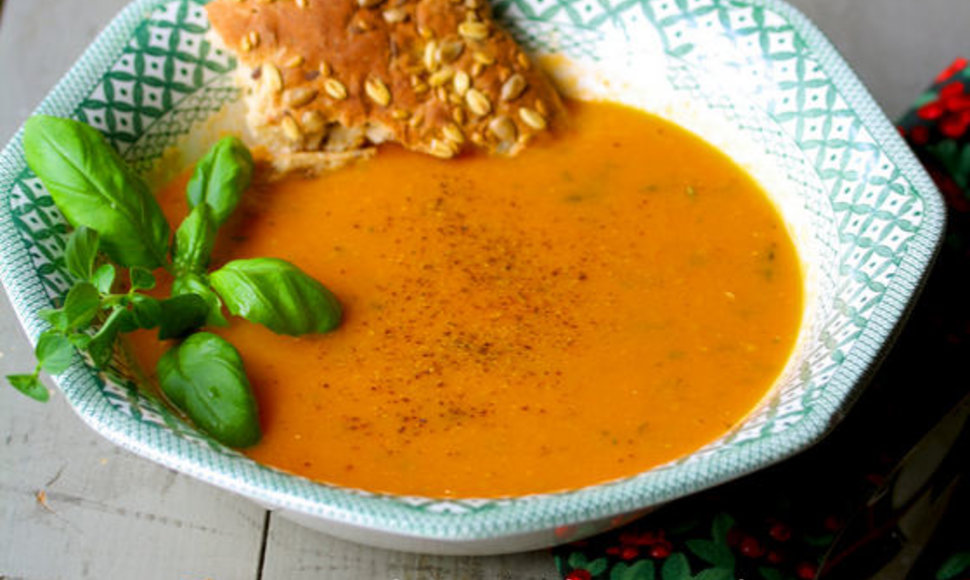 Veganiška trinta keptų pomidorų sriuba su aromatinėmis žolelėmis ir kokosų aliejumi