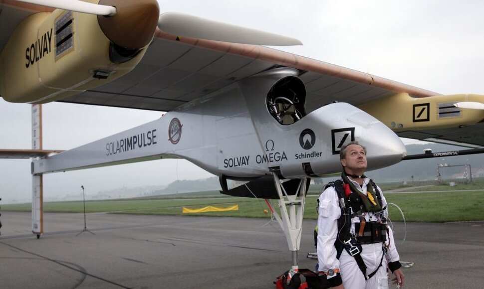 Saulės energija varomas lėktuvas „Solar Impulse“ ir pilotas Andre Borschbergas