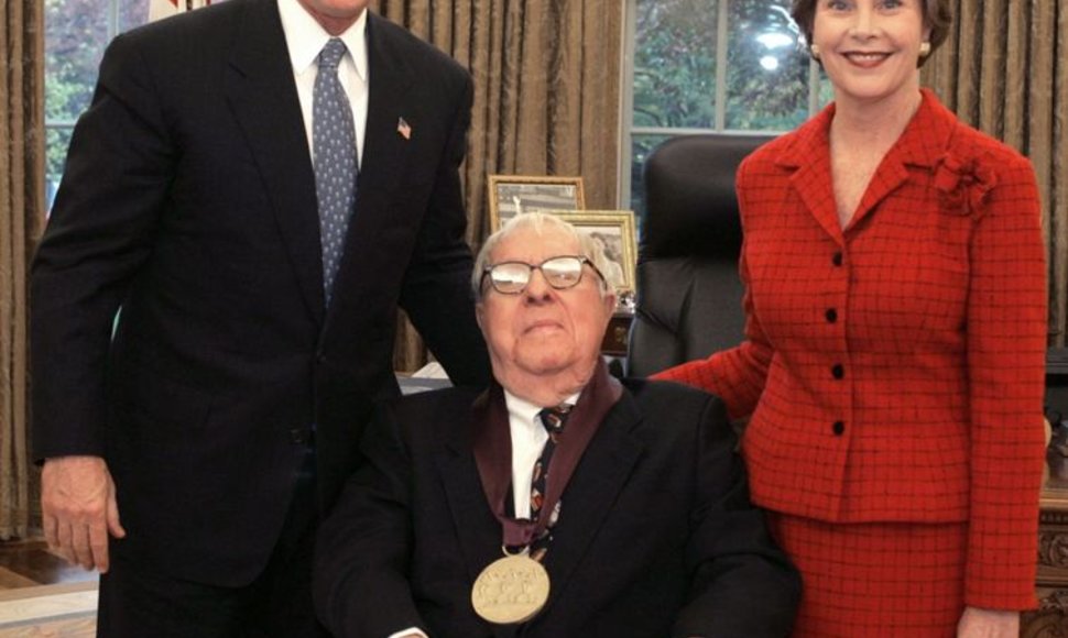 Rašytojas Ray Bradbury (centre) su buvusiu JAV prezidentu George'u W. Bushu ir jo žmona Laura 2004-aisiais