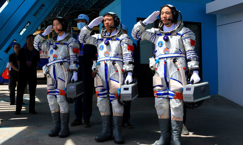 Kinų astronautai (iš kairės): Liu Yang, Liu Wangas ir Jing Haipengas