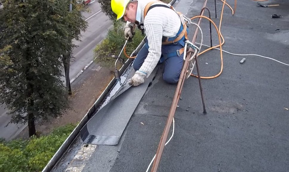 „Mano būstas“ specialistas remontuoja stogą