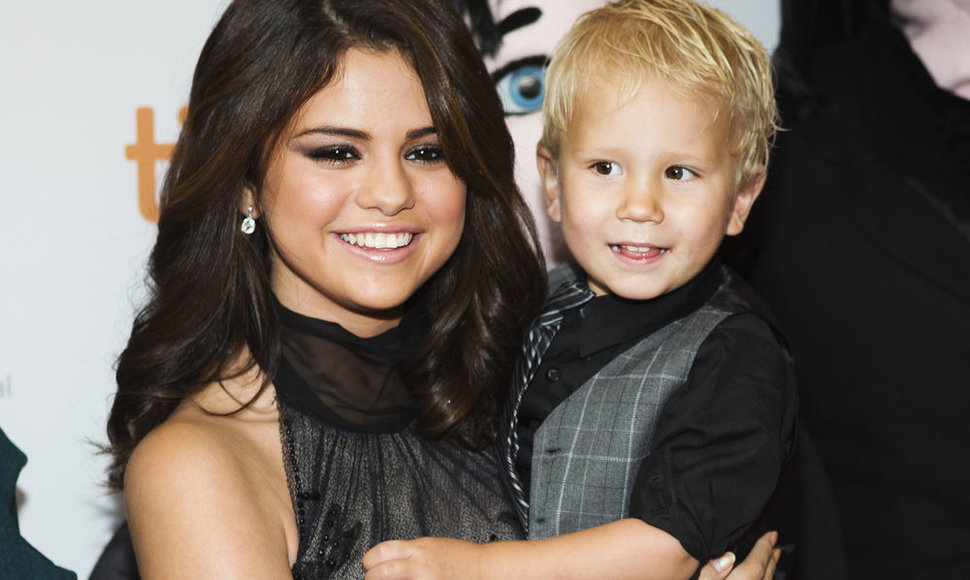 Selena Gomez su Justino Bieberio broliuku Jaxonu