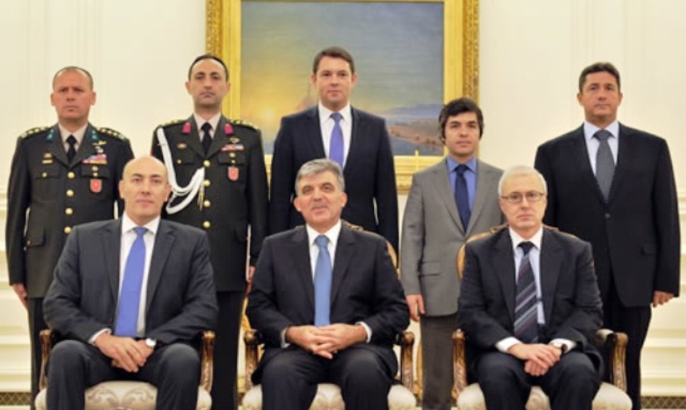 Lietuvos ambasadorius Turkijoje Kęstutis Kudzmanas (sėdi pirmas iš kairės) su Turkijos prezidentu Abdullah Gülu (sėdi viduryje)
