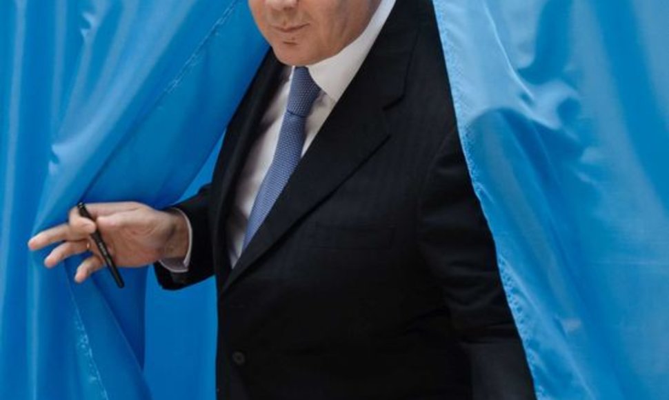 Viktoras Janukovyčius balsuoja per rinkimus