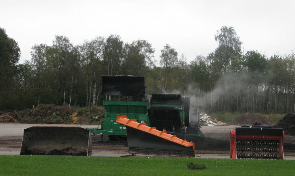 Šiuo metu Lietuvoje veikia 21 kompostavimo aikštelė, į kurias žmonės gali nemokamai atvežti žaliąsias sodo ir daržo atliekas