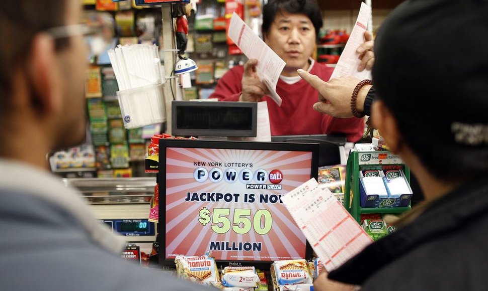 Žmonės perka „Powerball“ loterijos bilietus