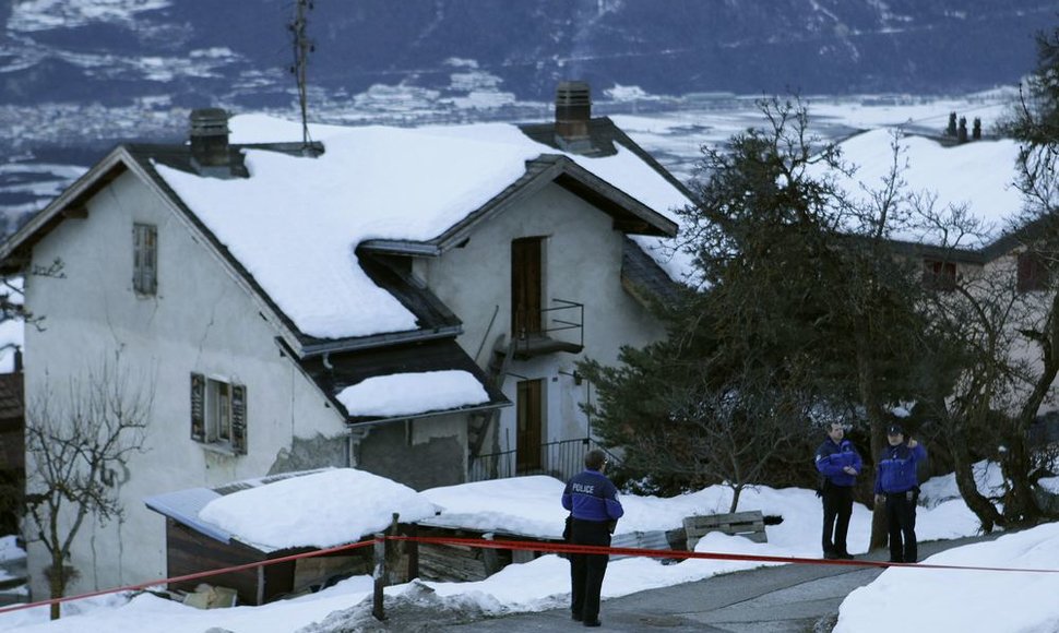 Šveicarijos policija Dejono kaime, šalia nusikaltimo vietos