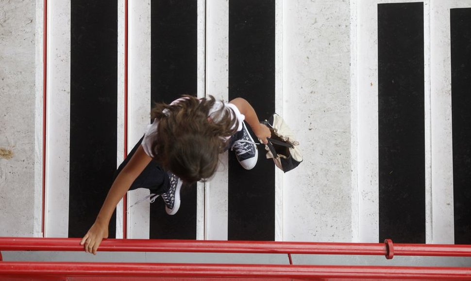 Vaikas šoka ant grojančių laiptų San Paule