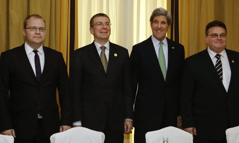 Estijos, Latvijos ir Lietuvos užsienio reikalų ministrai Urmas Paetas, Edgaras Rinkevics ir Linas Linkevičius su JAV sekretoriumi Johnu Kerry (antras i&scaron; kairės)