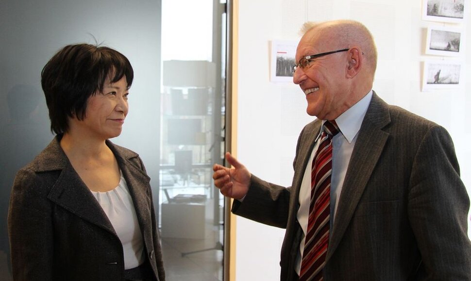 Japonijos ambasadorė Lietuvoje Kazuko Shiraishi ir užsienio reikalų viceministras Neris Germanas fotografijų parodos „Haru ir Mina“ atidaryme