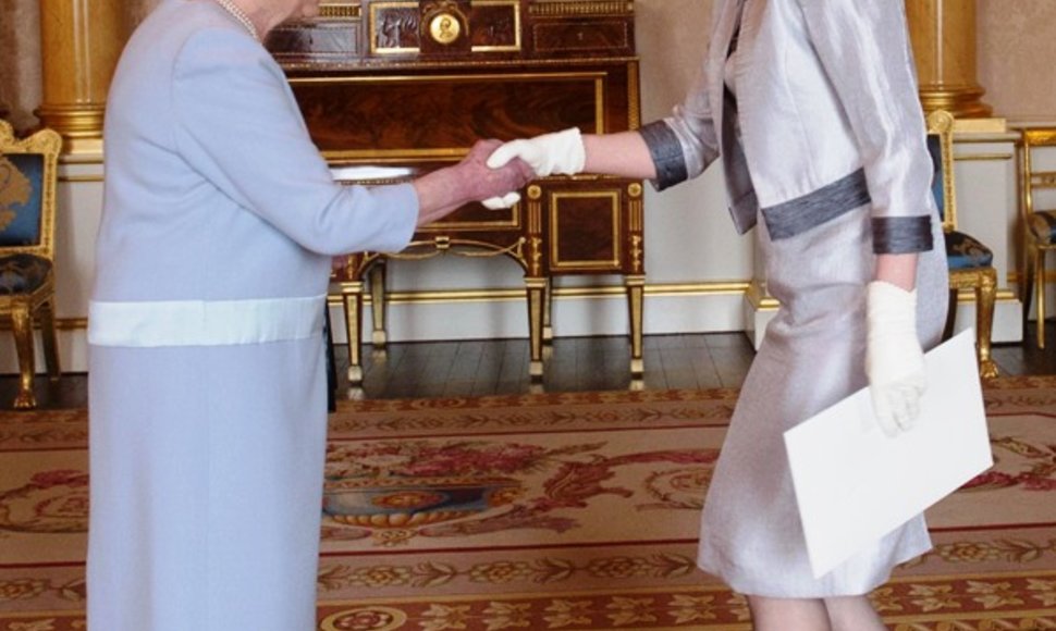 Lietuvos ambasadorė Londone Asta Skaisgirytė Liauškienė ir Jungtinės Karalystės karalienė Elžbieta II