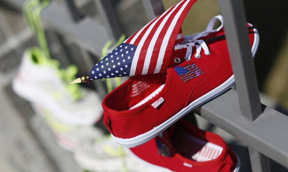 Bėgimo bateliai ir JAV vėliava Bostone po sprogimo maratono metu