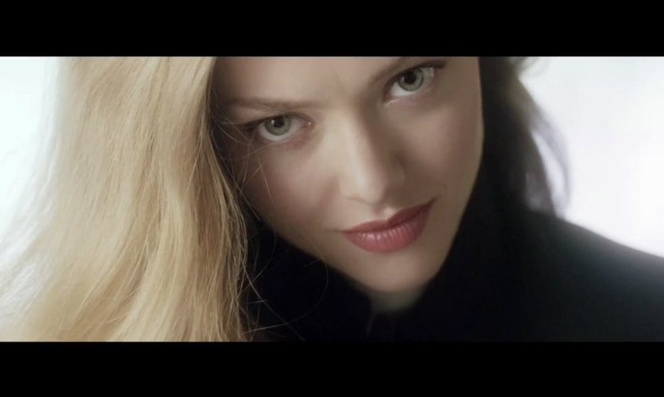 Amanda Seyfried „Givenchy“ kvepalų reklamoje