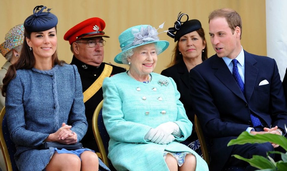 Kembridžo hercogienė Catherine, karalienė Elizabeth II ir princas Williamas (2012-ųjų birželį)