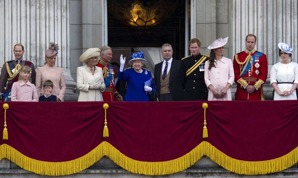 Britų karališkoji šeima (iš kairės): princas Edwardas su žmona Vesekso grafiene Sophie ir vaikais Louise ir Jamesu, Kornvalio hercogienė Camilla ir princas Charlesas, karalienė Elizabeth II, princas Andrew, princas Harry, Kembridžo hercogienė Catherine, princas Williamas ir princesė Eugenie