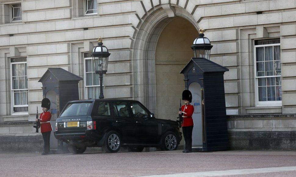 Karalienė Elizabeth II atvyko į Bakingamo rūmus
