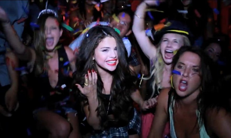 Selena Gomez vaizdo klipe „Birthday“