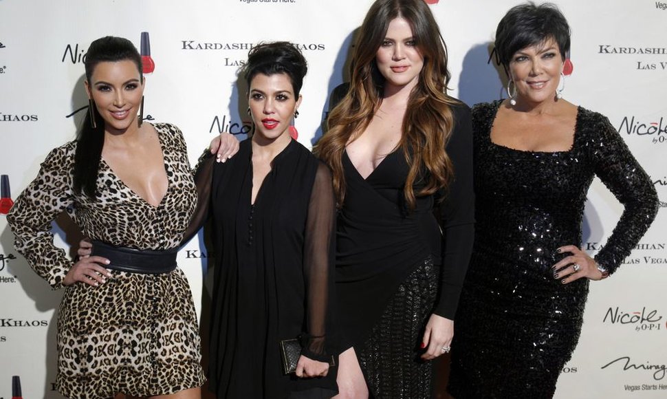 Kim Kardashian, Kourtney Kardashian ir Khloe Kardashian su mama Kris Jenner