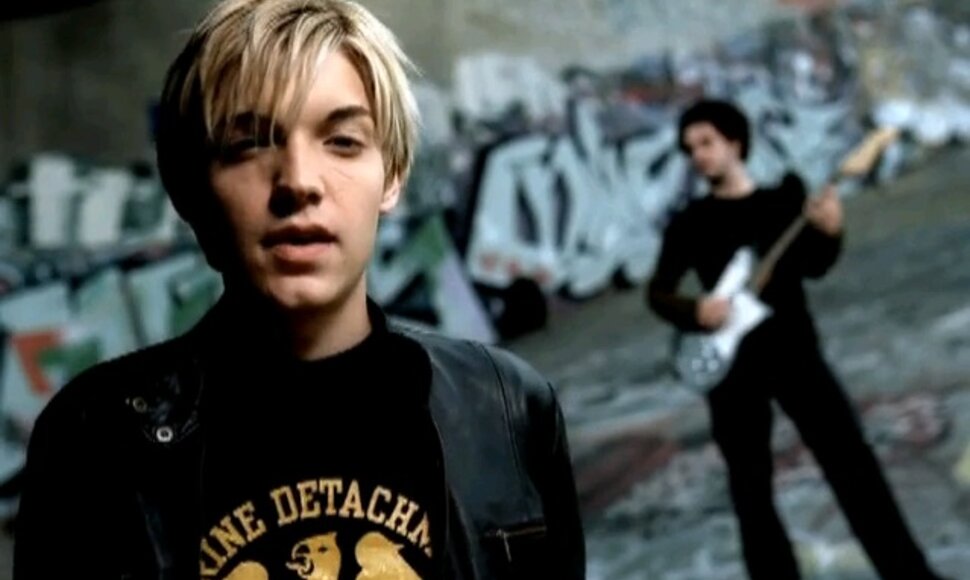 Alexas Bandas dainos &bdquo;Wherever You Will Go&ldquo; vaizdo klipe 2001-aisiais