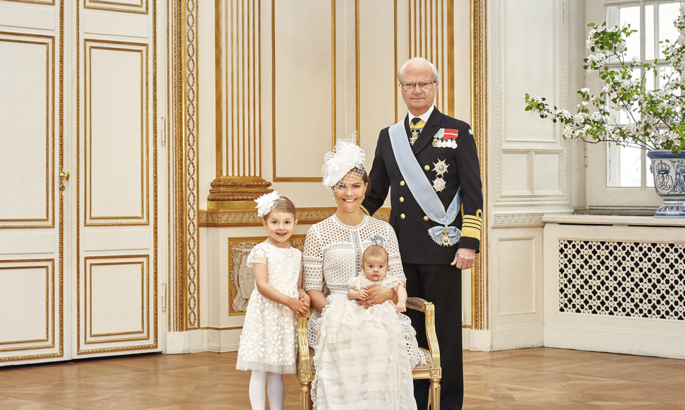 Švedijos karalius Carlas XVI Gustafas su dukra Victoria ir anūkais Estelle bei Oscaru