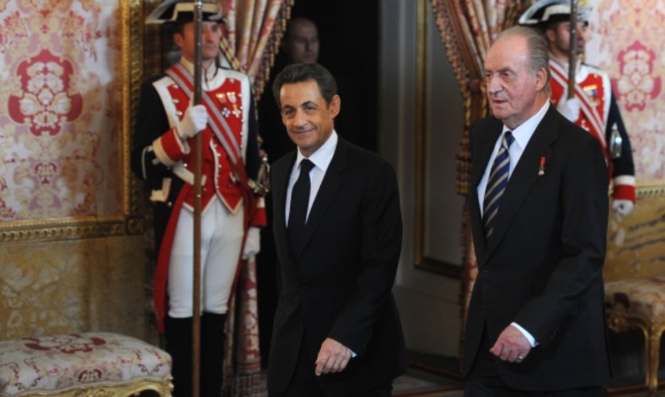 Ispanijos karalius Juanas Carlosas sutinka Nicolas Sarkozy prieš Aukso vilnos ordino kavalieriaus titulo įteikimą
