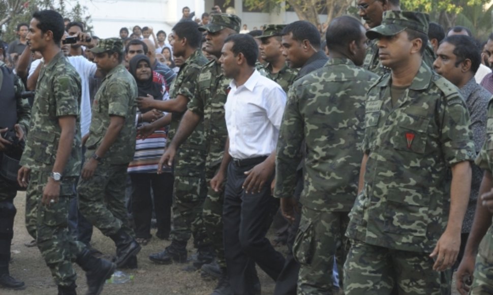Kareiviai Maldyvuose (baltais marškiniais – Maldyvų prezidentas Mohamedas Nasheedas)