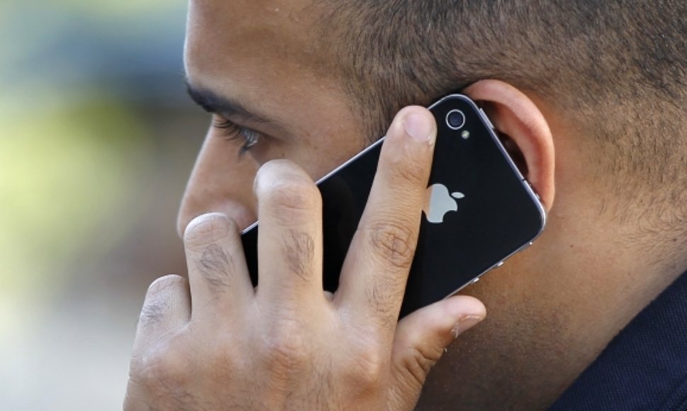 Žmogus kalba „Apple“ telefonu