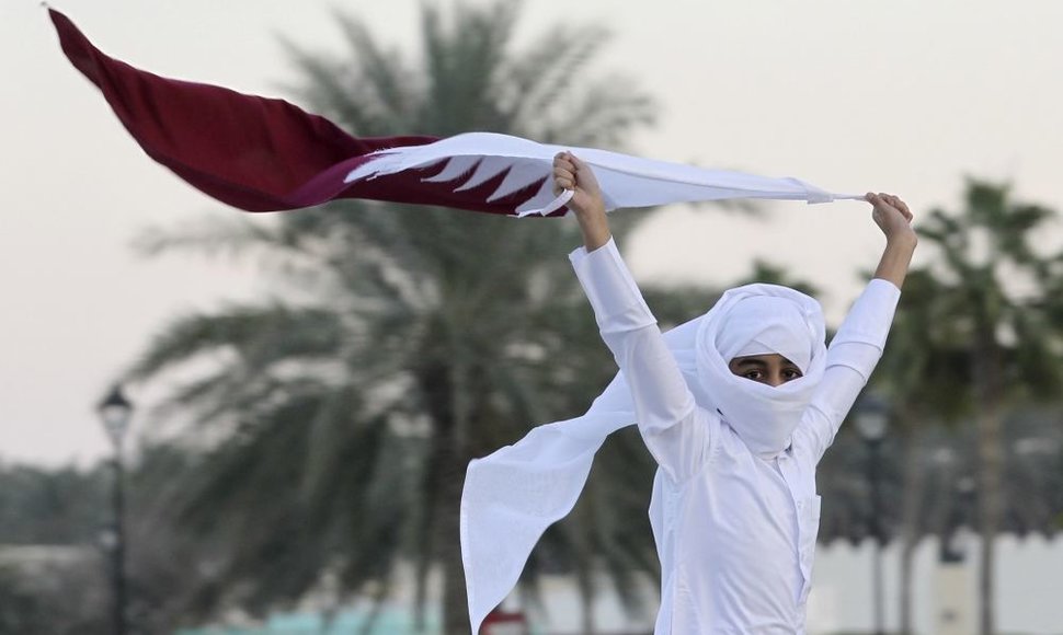 Berniukas laiko Kataro vėliavą