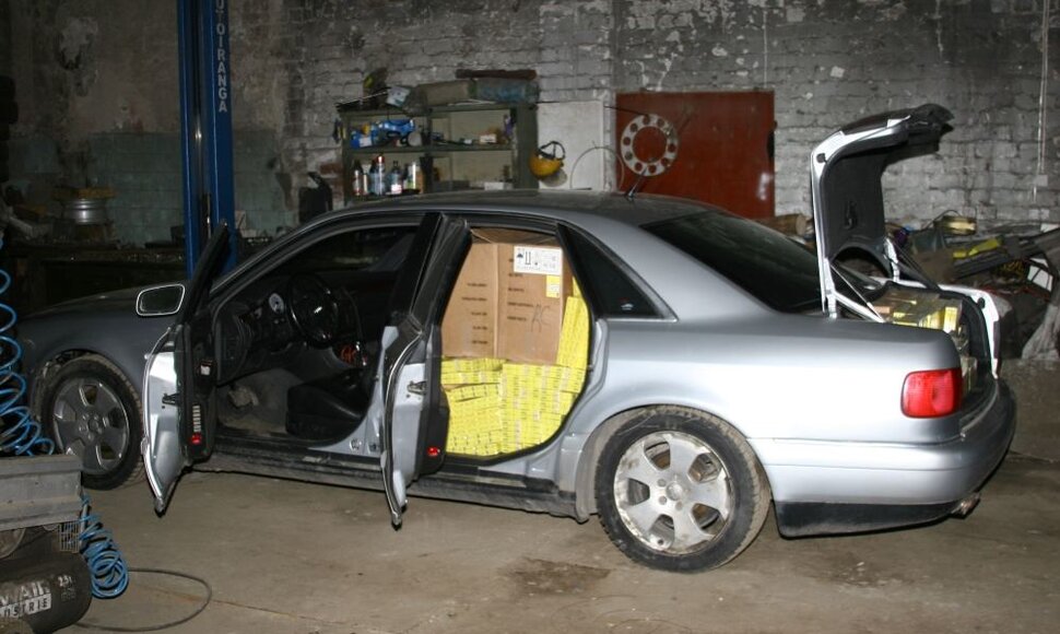 Automobilis kimšte prikimštas kontrabandinių rūklų