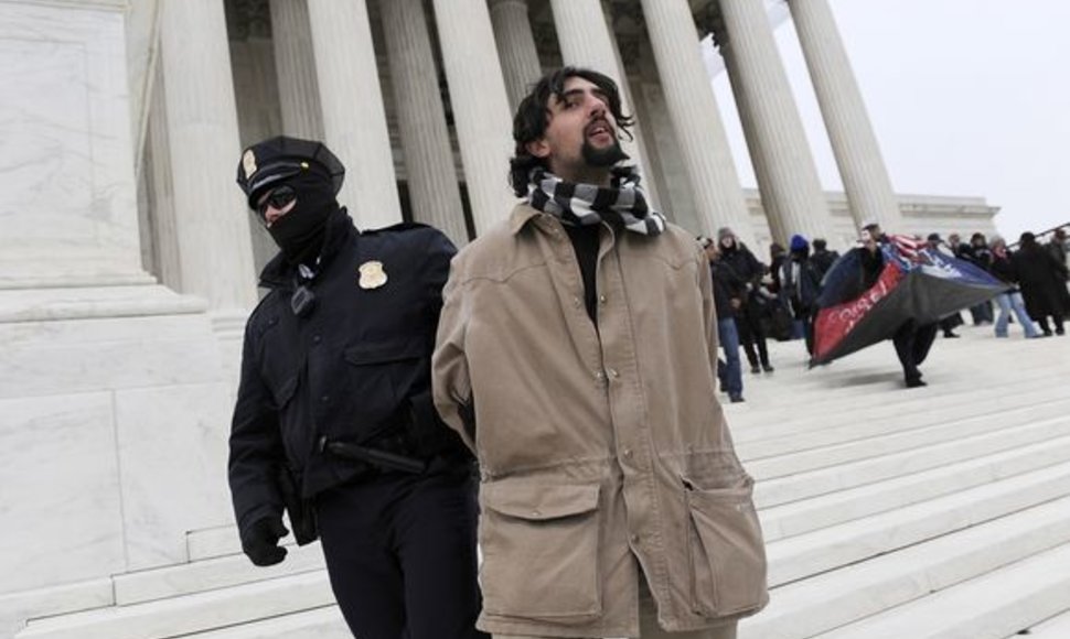 JAV policininkas sulaiko demonstrantą, kuris prie JAV Aukščiausiojo teismo dalyvavo penktadienio akcijoje „užimk teismus“