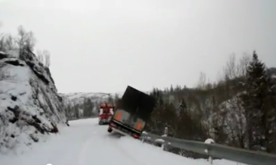 Norvegijoje lietuvio vairuojamas sunkvežimis nuvirto nuo skardžio