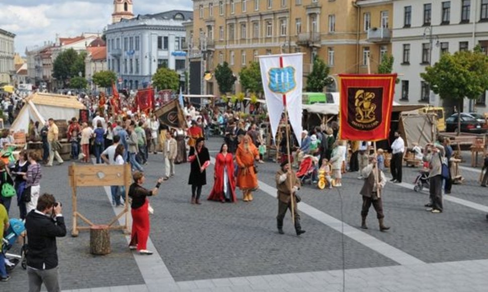 Amatininkai ateina į Rotušės aikštę