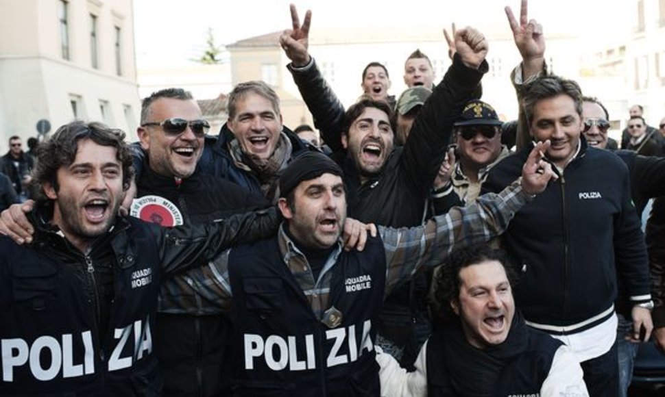 Italijos policininkai švenčia mafijos grupuotės sulaikymą