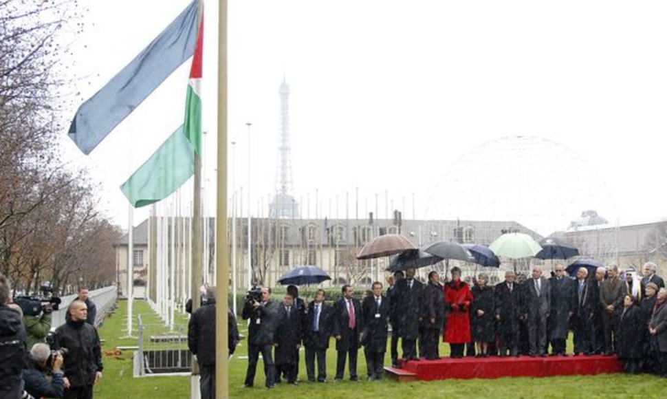 Prie Jungtinių Tautų kultūros agentūros UNESCO būstinės Paryžiuje iškelta naujosios narės Palestinos vėliava.