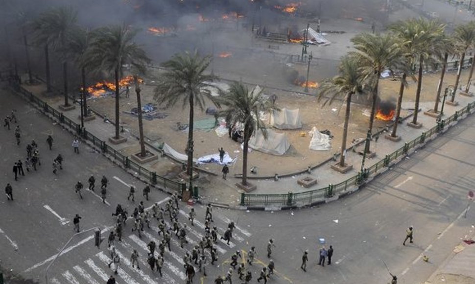 Tahriro aikštėje ir gatvėse aplink ją demonstrantai svaidė į saugumo pajėgas akmenis ir padegamąsias bombas.