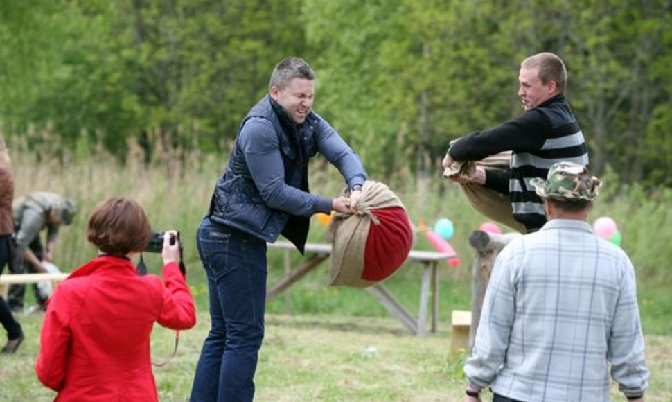 Šeimų šventės metu Rumšiškėse prisimintas senovės lietuvių žaidimas – dvikova maišais.