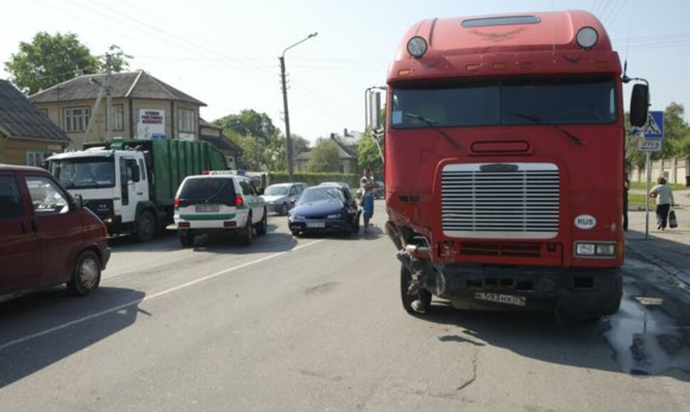 Vilkikas kliudė lengvąjį automobilį.