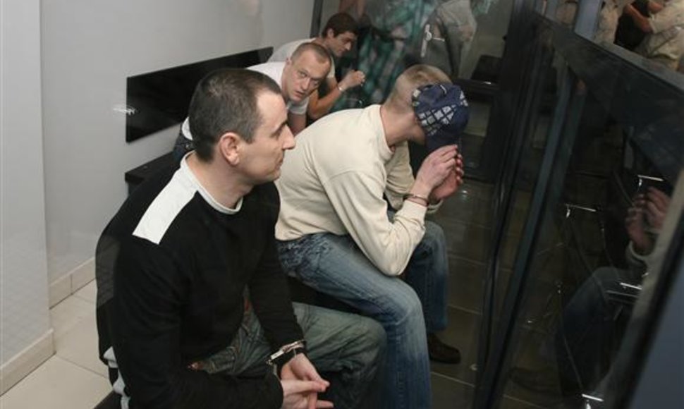 Už žmogžudystę nuteisti alytiškiai. Griežčiausiai nubaustas V.Milinavičius (paskutinis dešinėje).