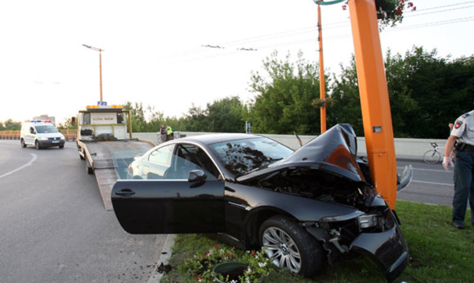 Nuo policijos sprukęs BMW patyrė avariją.