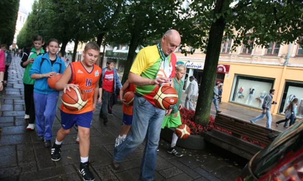 Kauno gatvėmis šokavo krepšinio kamuolys.