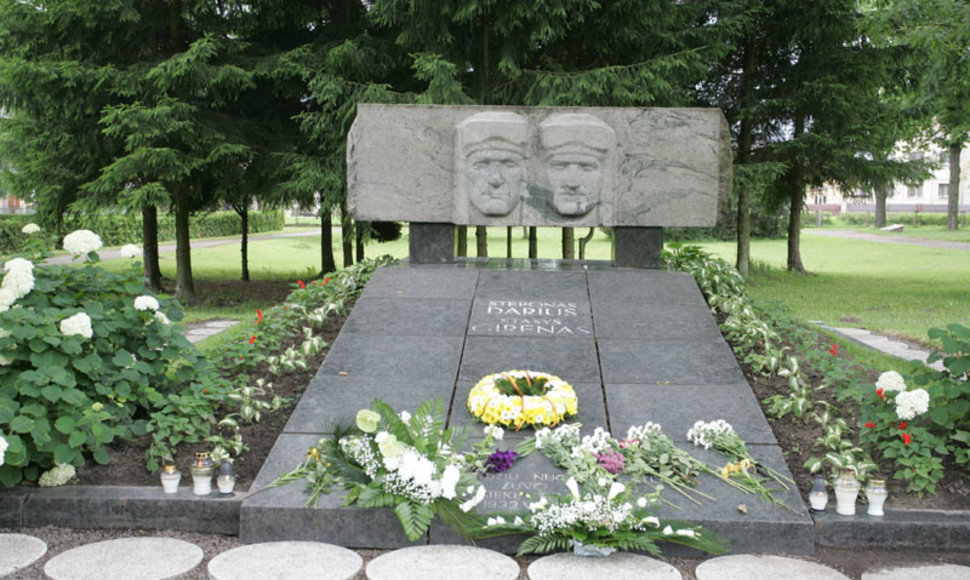 Kauno Aukštųjų Šančių kapinėse paminėtos S.Dariaus ir S.Girėno 78-sios mirties metinės.