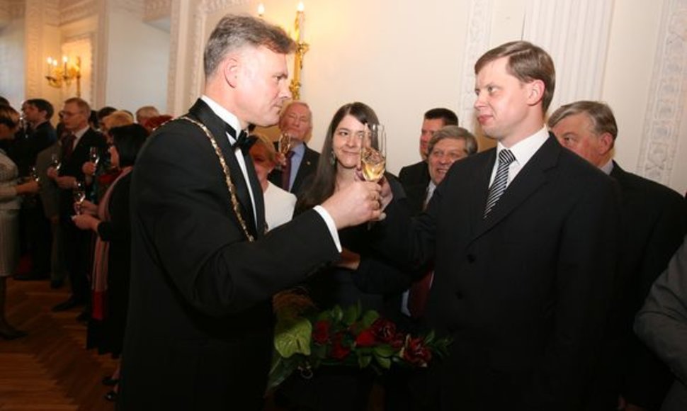 Iš A.Kupčinsko (dešinėje) mero kėdę atėmęs R.Mikaitis mano, kad neišdavė Kauno.