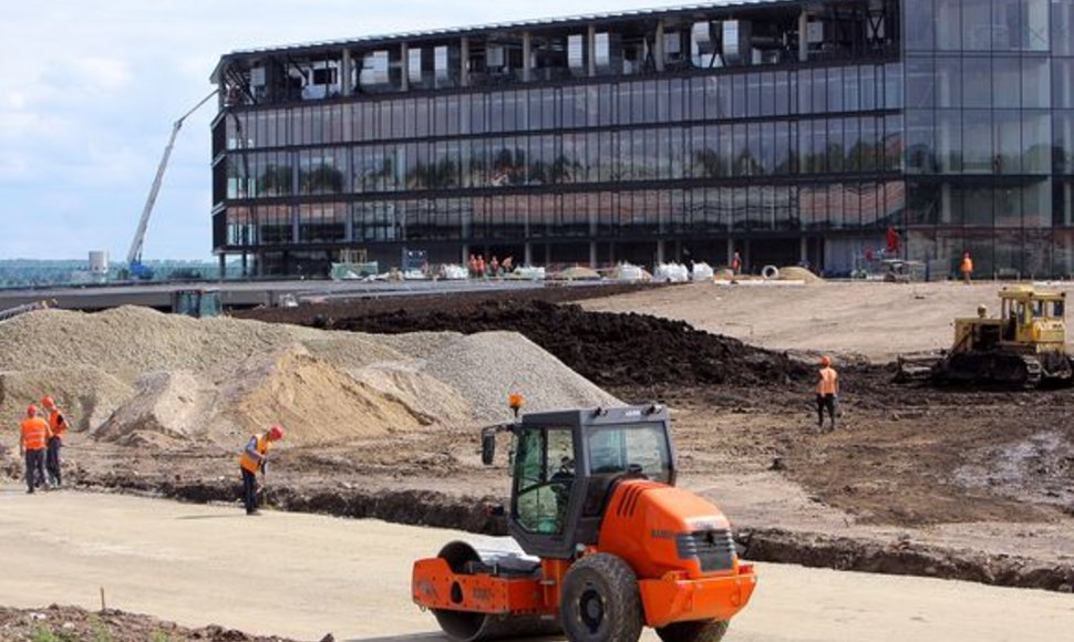 Artėja Kauno arenos atidarymo šventė, bet čia dar apstu statybininkų.