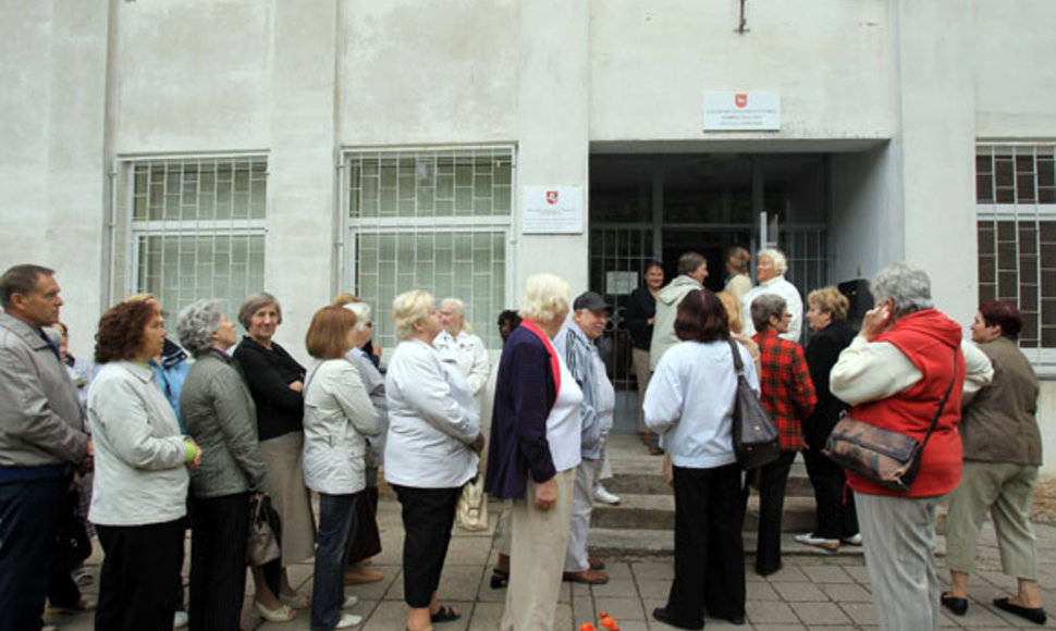 Prie Eigulių seniūnijos nusidriekė didžiulė eilė socialiai remtinų gyventojų eilė. 