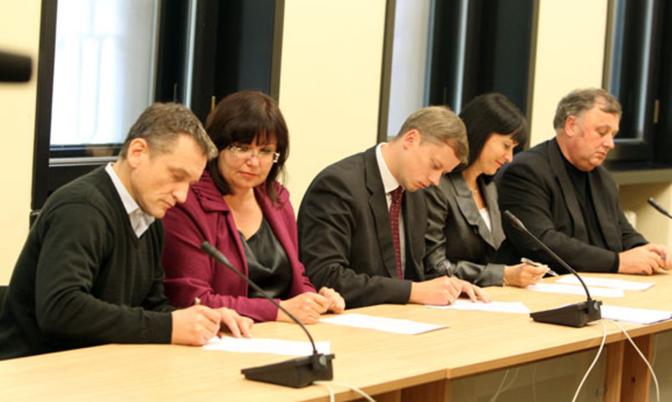 Penkių partijų atstovai  pasirašė naują valdančiąją Kauno koaliciją.  