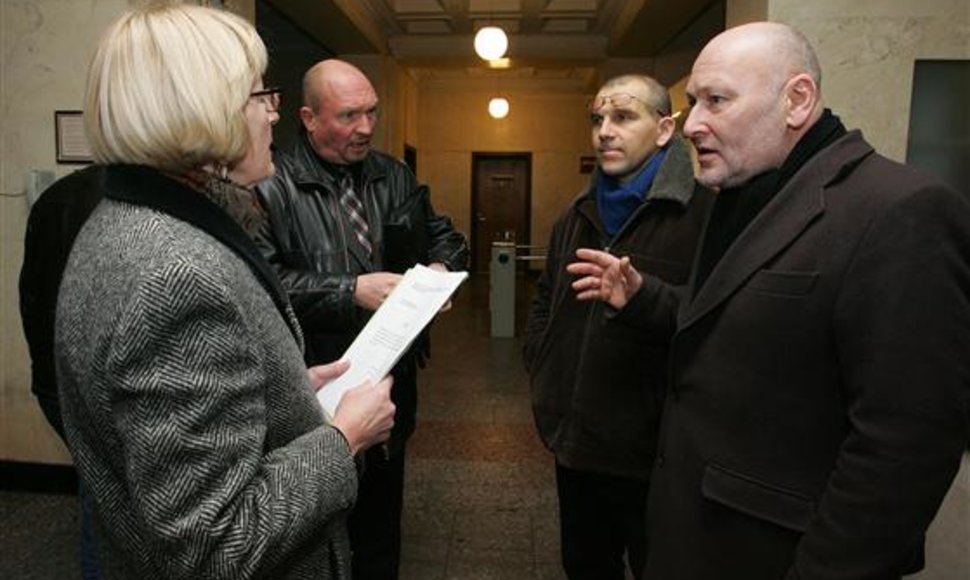  N.Lukšionytė, D.Vaičys ir R.Antinis (d.) piktinosi konkurso sąlygomis, Z.Girčys (antras iš kairės) juos bandė perkalbėti.