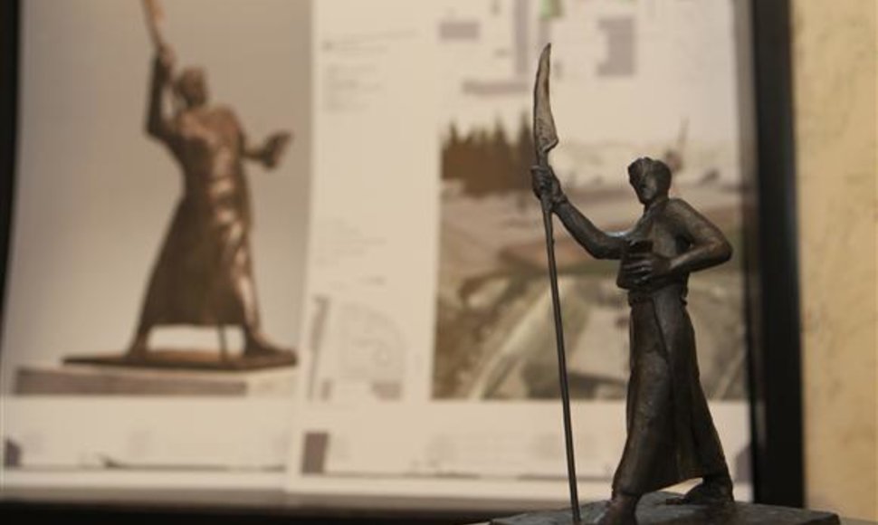 Skulptūrų A.Mackevičiui projektai sulaukė kritikos.