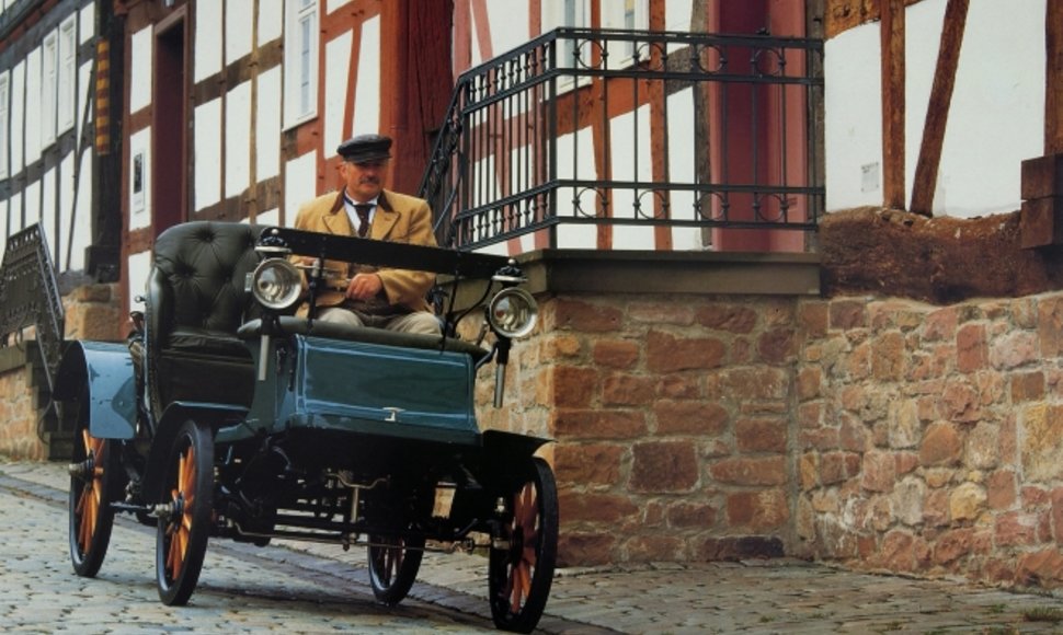 Pirmasis „Opel“ surinktas automobilis Riuselheime 1899 m.